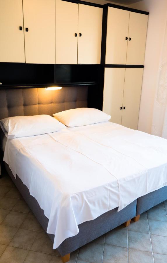 Apartments Anita 1 Barbat na Rabu Екстер'єр фото